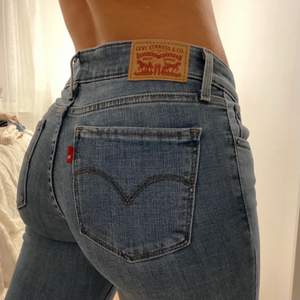 Säljer mina Levi’s bootcut jeans i modellen 715 storlek 25/30. Dem är aldrig använda utan har bara legat hemma i garderoben, därav säljer jag dem så dem kan göra mer nytta för någon annan! Nypris: 999kr, mitt pris: 300 + frakt. Priset går alltid att diskuteras 💕