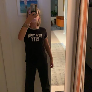 Snygg tröja  - Säljer denna coola new york tröjan köpt i new york! Nypris:200 kr men nu för 100 kr😙 Är i storlek xl men mig som är storlek XS passar den perfekt!Dm:a för intresse!