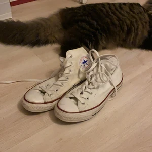 Vita converse  - Vita höga converse, i fint skick. Säljer för dem är för stora för mig:( 😘☺️