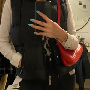 Diesel väst äkta dun  - Användes mycket förr därav små skavmärken på ett ställe inne i västen, men det syns inte utifrån. Säljer då det verkligen inte är min stil längre så kommer aldrig till användning. FRAKT INGÅR I PRISET REDAN