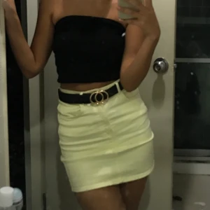 Gul kjol från Zara i XS - Stretchig kjol från Zara i storlek XS. Hade även passat S-M.