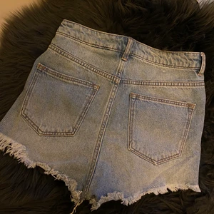 Blå jeansshorts - använda 1-2 gånger, superfin blå färg och jättefint skick 💙