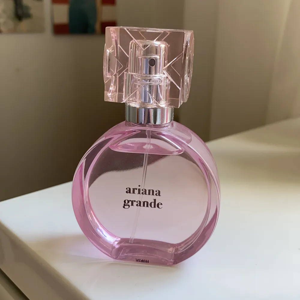 säljer min Thank U Next parfym av Ariana grande eftersom den inte riktigt var min smak. 30 ml och har använt jättefå gånger!! priset kan diskuteras💓💓💖 ursprungspris 440!!. Övrigt.