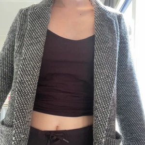 Stickad kavaj/kofta  - Stickad kavaj från Kappahl. Använd ett fåtal gånger, storlek xs. Köpare står för frakt! 