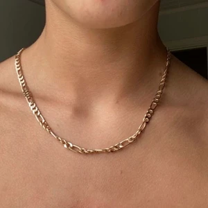 Guldkedja - Fint kedjehalsband, som går att reglera i storlek! ALDRIG använt, köparen står för fraktkostnaden!! Köpt i Berlin för 159kr