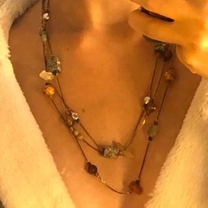 Halsband - Ett ascoolt stenhalsband. Det är väldigt långt så det finns massa storlekar att ändra till. Jag köpte den här på plick för ett tag sedan men jag har aldrig använt den så det är därför jag säljer den.