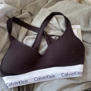 Calvin klein top NY - PRISLAPPEN PÅ, ny. Strl S. Passade ej mig. 359kr ny. 