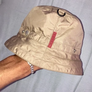 Prada Bucket - ⭐️Snygg Prada buckethat köpt på ettresex! Som ny & ska vara äkta. Fraktas omgående‼️⭐️