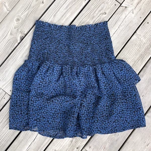 Volangkjol HM - En super fin volangkjol från HM. Den är ursprungligen från barnavdelningen i storlek 164, jag personligen är en S och den passar mig perfekt. Den är i ett super fint blommigt mönster med jätte fina volanger. Jag säljer den då den tyvärr inte kommer till användning.🌸🌸💕