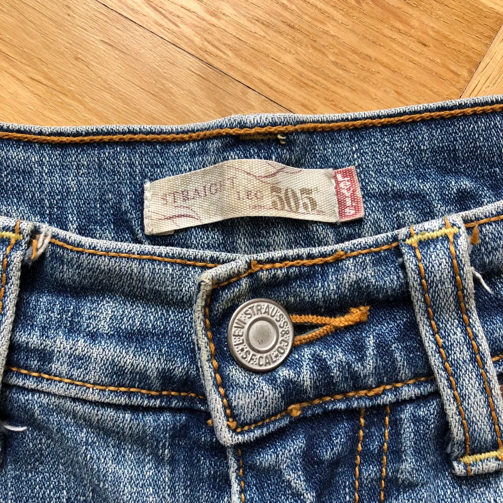 Levis jeansshorts i modellen 505, strl. W30. Shorts.