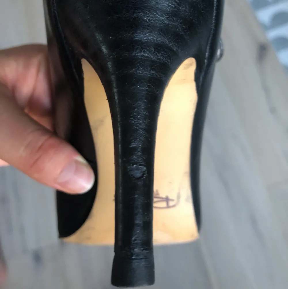 Leather shoes, heels approx 5cm high. Very comfortable! There is a little scratch on one heel (see image). Otherwise in good condition. . Skor.