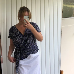 Omlottblus - Superfin omlottblus i skönt mjukt material med fin detalj! Det står ingen storlek men den är stretchig och passar de flesta alltså allt från S-XL. Köparen står för frakten. 