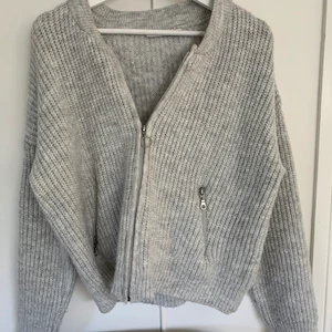 Kofta - Tjock stickad kofta ifrån nakd, nästan aldrig använd💕