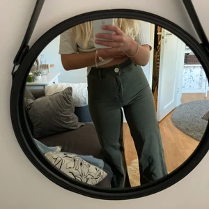 Zara jeans - Jag säljer ett par gröna jeans köpta på Zara hösten förra året, av anledningen att de är alldeles för korta i benen på mig som är 1,75. Bilderna är på min kompis som är ca 1,64 där byxorna är ner till ankeln ungifär. Det är ett par vida byxor med fickor där bak. Köpta för 400kr och säljer därför för 150kr plus fraktkostnaden. Det är stretchiga i materialet och passar mig som har storlek 36.