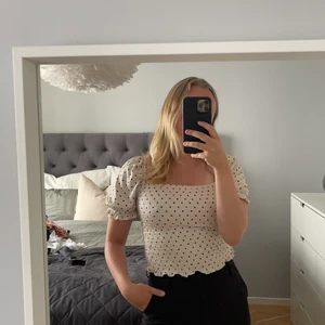 Blus - Topp med puffärm från ginatricot, storlek S. Köparen står för frakten 🥰