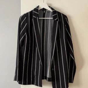 Kavaj - Snygg kavaj från H&M, knappt använd. Lite oversize, passar från xs till m beroende på hur man vill att den ska sitta. Köparen står för frakten. 😊