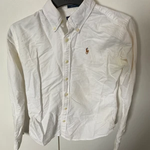 Polo Ralph lauren skjorta stl 0  - Missfärgningar och märken finns på den därav lågt pris 