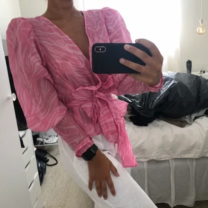 Superfin rosa topp i trendigt mönster - Topp i det populära mönstret från H&M, så himla fräscht till sommarkvällar!! Kram🌸🌾💛🦋