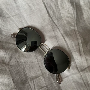 Solglasögon  - Svarta solglasögon i rund form🖤 70kr+frakt