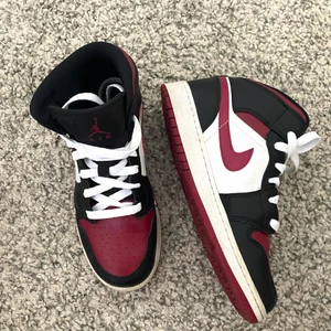 Nike Air Jordan 1 - Säljer mina sparsamt använda jordans, då dem tyvärr inte kommer till tillräckligt mycket användning. I rött, svart och vitt. Skickar med svarta original skosnören med. Köpta i LA 2020, nypris ca 2000 kr. (Köpare står för spårbar frakt 66kr)🤍❤️🖤