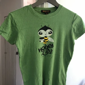 Topp från Mango - Fint skick, str M. 🪂🏠⚓️Om du bor i Ronneby trakten och vill mötas upp för leverans så passa på att fynda 💸senast imorgon tisdag 🕰då jag lämnar sommarhuset. Skriv 🖨vad du är intresserad av så kan vi anpassa priset 🌠