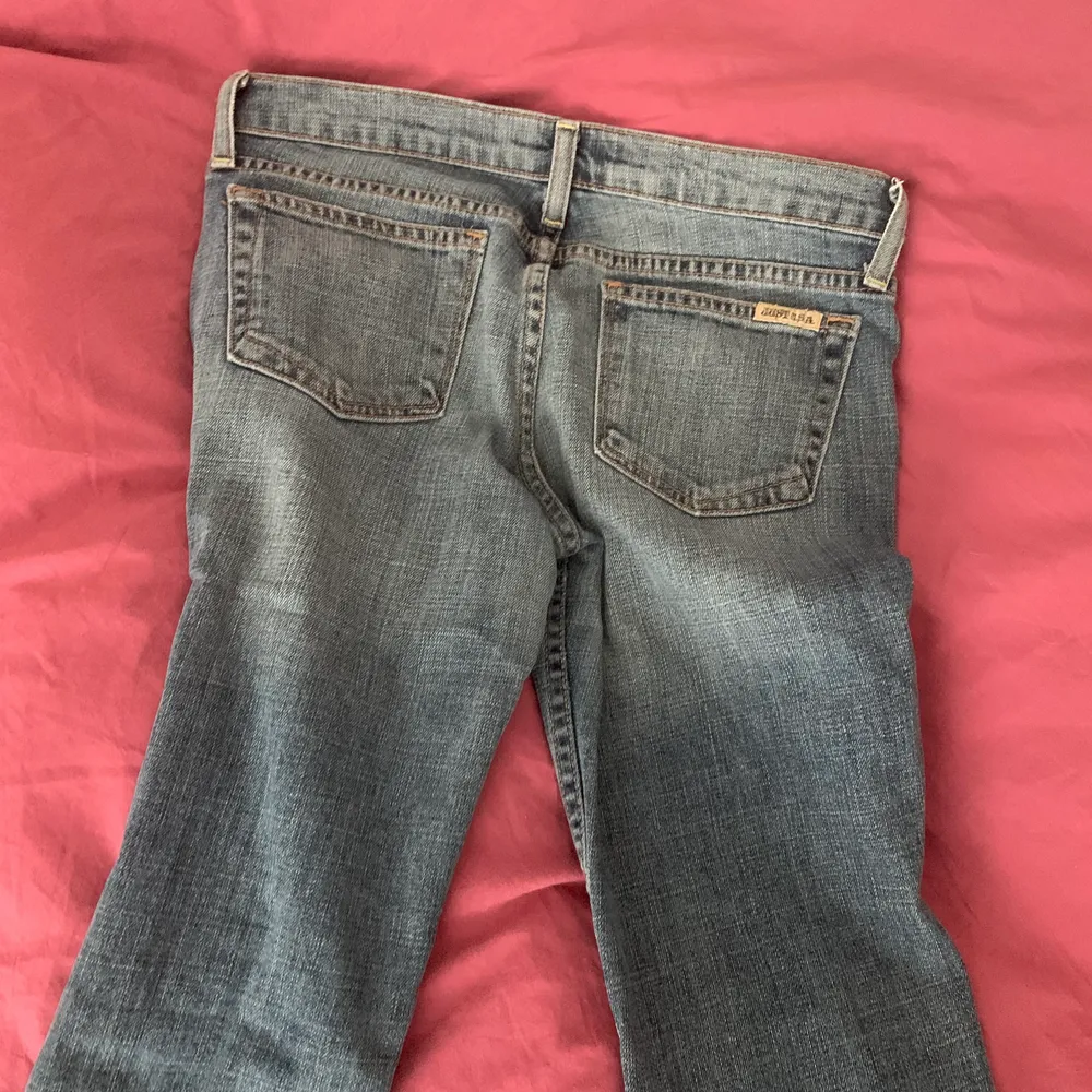 Lågmidjade jeans som tyvärr inte kommer till användning. Köptes på Plick i våras. Jag är 168 cm och midjemåttet är 78 cm. Kan skicka fler bilder vid intresse!. Jeans & Byxor.