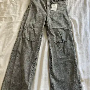 Jättesnygga 90s jeans från bershka som är helt nya, säljer pga de var för stora. Det är en grå tvätt med hål på knäna och de är raka/ lite vida💕💕💕
