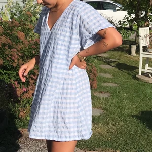 Rutig klänning  - En egensydd T-shirtklänning med v-ringning i böckebölja material som just nu är såååå trendigt🌸🌸 passar allt från XS-M då den har en luftig passform, jag på bilden är en S💗 Upptill är den dessutom sydd i dubbelt tyg för att inte bli genomskinlig💙  Tveka inte att skriva om du har fler frågor eller vill ha bättre bilder👏🏽 pris kan diskuteras vid snabb affär Kika även gärna in på min sida där jag säljer mer egensydda och virkade kläder av återvunnet material🌳🌳 Finns även på instagram @lucu.studio 💗💗