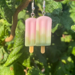 Örhängen  - Har gjort glass örhängen till priset av 20kr + 13kr frakt. Jag har 15% rabatt i fem dagar till! Skriv gärna till mig på insta där heter jag @kroonans_smycken🤍💫🍦