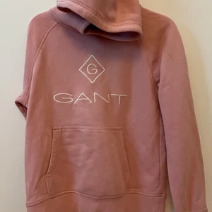 Gant hoodie - Hejsan säljer denna gant hoodie som köptes för 1 år sedan. Säljer pågrund av att det inte är min stil och inte kommit till användning, då dens er ut som ny. Köptes för 799kr säljs för 300kr (köpare står för frakt). Hör av dig vid mer frågor eller bättre bilder.💗