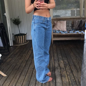 Lågmidjade jeans - Säljer dessa näst intill oanvända lågmidjade Levis jeansen. Passar cirka w25💓 (Jag är cirka 170cm) Innerbenslängden är 84cm💕 midjemåttet är cirka 82cm (men de är lågmidjat) 