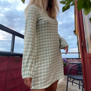 En såså fin stickad klänning - En så fin och skön stickad klänning som tyvärr inte kommer till användning💘 Den är inköpt från secondhand i våras!! ❣️❣️❣️