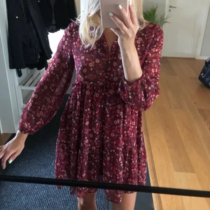 Klänning - söt klänning från zara! Skön och passar till vilket tillfälle som helst. 