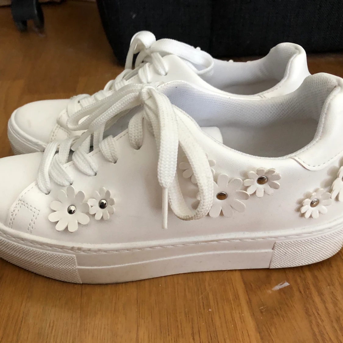 Blommiga ASOS Design sneakers 🤍