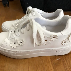 Blommiga ASOS Design sneakers 🤍 - Superfina och unika ”ASOS Design” sneakers, endast använda en gång. Köpta för 380 kr! 