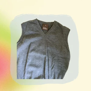 Oscar Jacobson väst - I princip oanvänd (VÄLDIGT trendig) Oscar Jacobson väst!✨  färgen är en kall grå/blå!   Hör av dig om du har några andra frågor så svarar jag så fort jag har möjlighet📮