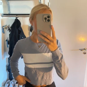 Stickad tröja  - Jag säljer en stickad blå tröja med vita ränder från Pull&Bear, fint skick!