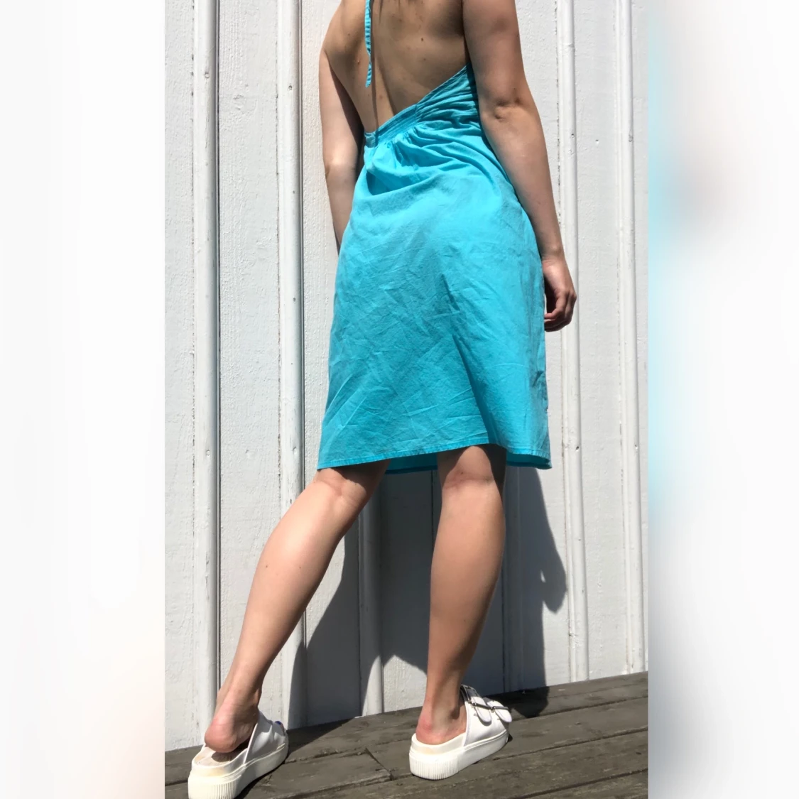 Halterneckklänning med broderi  - 91