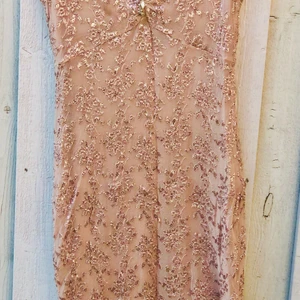 Saint Tropez - Vacker och bekväm klänning för festligare tillfällen. Inköpt för många år sedan men har använts vid ett par tillfällen.