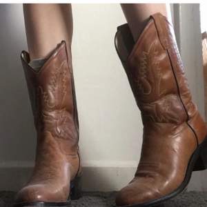 Är på jakt efter ett par cowboy boots som liknar dessa vilka såldes här nyligen (lånad bild) ☺️ Har du några så köper jag gärna! (obs, ej spetsig tå!)