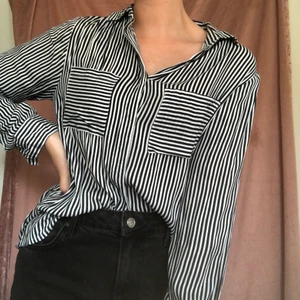 Randig skjorta - Randig skjorta i storlek 36! Den har mest hängt i garderoben därav fint skick ✨ Köpare betalar frakt! 🤎