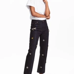 Jeans - Säljer dessa snygga jeans från en gammal hm collection som tyvärr är för små för mig. Jeansen är i storlek 36 och i bra skick.