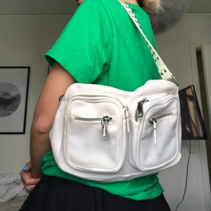 Noella väska - Säljer denhär söta noella väskan som ja ej använder längre❤️ den är i mocka material. Den har några få ”fläckar” men den går å tvätta!! Köptes för 600-700kr