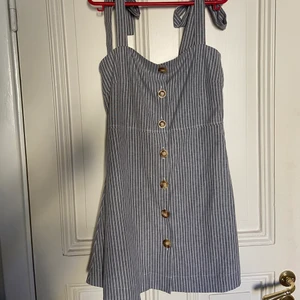 Söt sommarklänning - Randig sommarklänning. Aldrig använd, lappen är kvar :) 