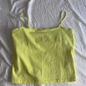 Säljer detta gula Gina linne då jag inte har någon användning för de. Använt 2-3 gånger och är i fint skick. Storlek M