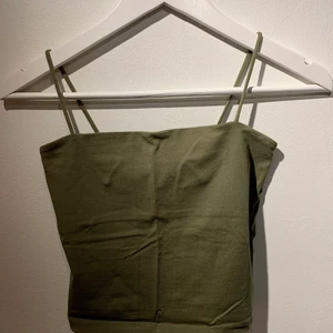 Linnen  - Två linnen i stl s. Sparsamt använda. Mörkgrön o ljusrosa. 90 kr inkl frakt för båda eller 50 kr/styck inkl frakt, pris kan alltid diskuteras 