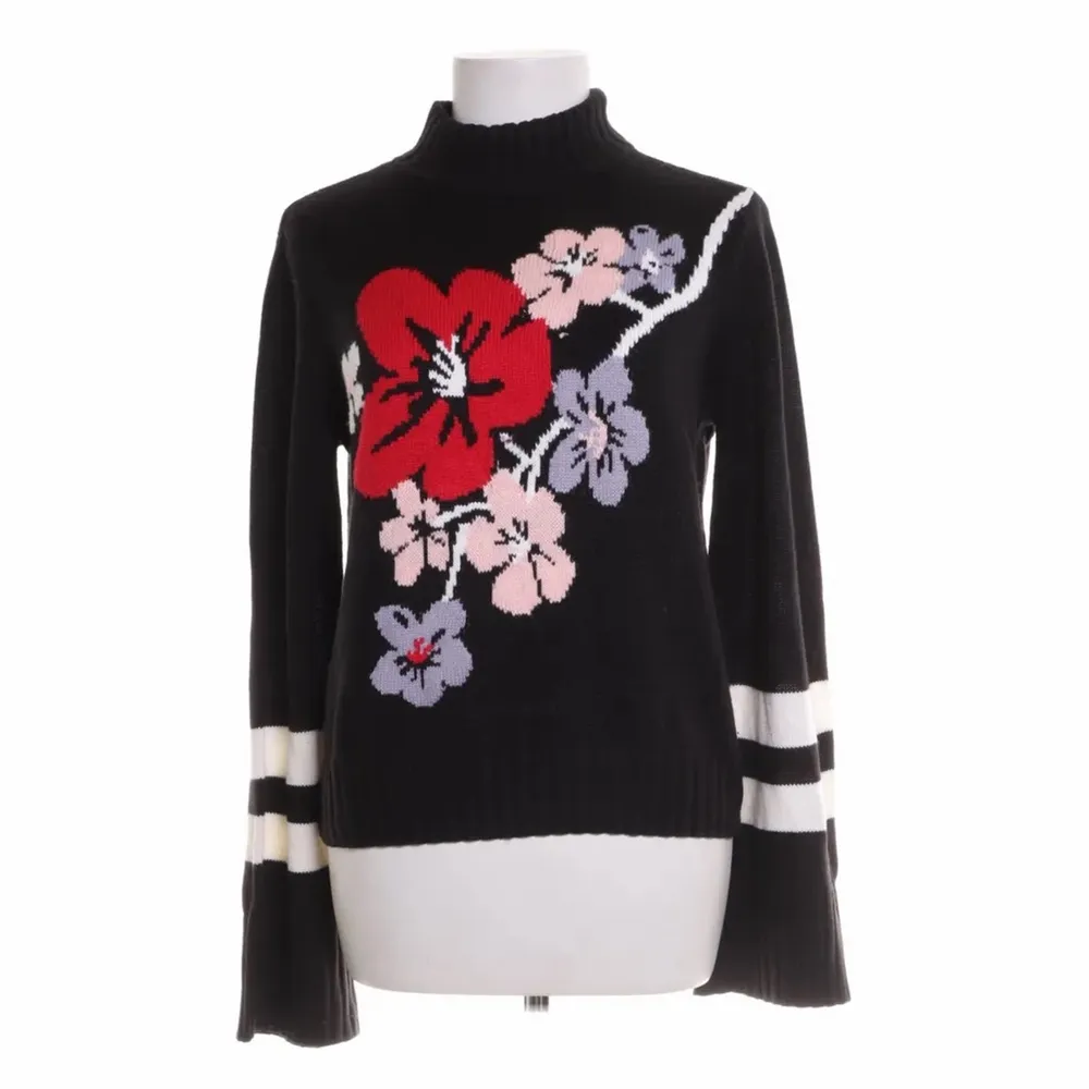 Knitted sweatshirt with cool flower print and bootcut arms, also looks cool when turned inside out. Hoodies.
