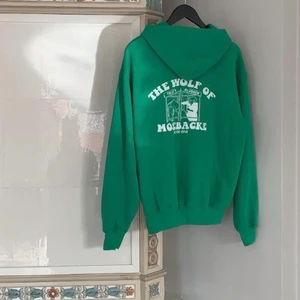 Säljes! One Of One Hoodie - ”The Wolf Of Mosebacke”                                                            Säljer till bra bud!                                                                         Storlek är liten så xl är som vanligt L