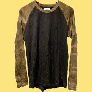 En tunn camouflage och svart tröja använd bara ett fåtal gånger. 