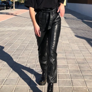 Fakeläder med knytning i midjan - Läderimitation från nakd. Sparsamt använda i bra skick! 